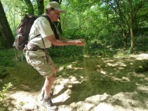 Exkursionsleiterin Anne Puchta ist begeistert von den Sedimentablagerungen der Leiblach im angrenzenden Auwald.