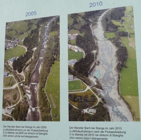 Der verbaute und eingeengte Mareiter Bach  2005 (vor der Revitalisierung) und der aufgeweitete, mäadrierende Mareiterbach 2010 (nach der Revitalisierung)